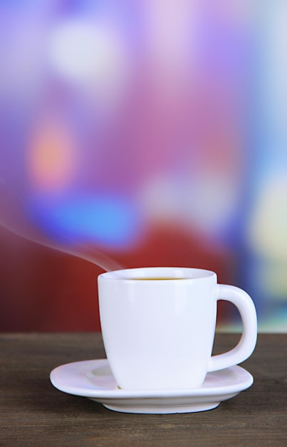 Photo tasse de café sur une table en bois sur fond clair