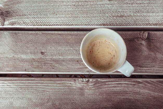 Tasse de café sur la table en bois gris