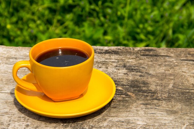 Tasse à café sur une table en bois rustique en plein air