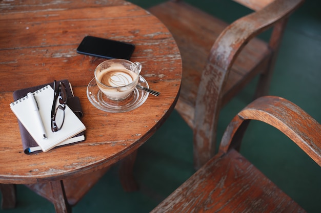 Tasse à café sur table en bois rustique