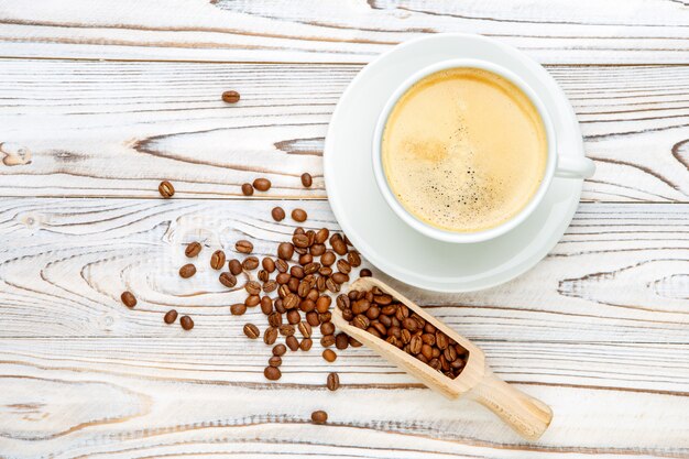 Tasse de café sur une table en bois texturée