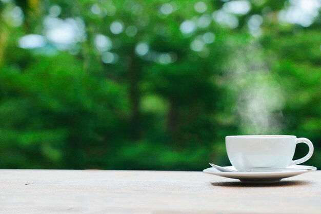 Une tasse de café sur une table en bois