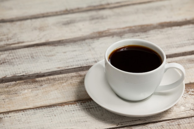 Tasse de café sur table en bois