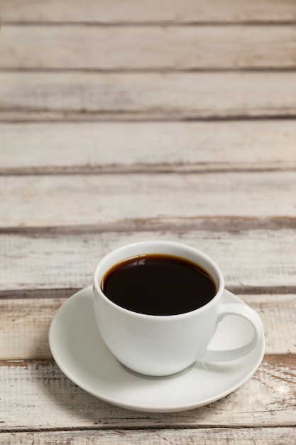 Tasse de café sur table en bois