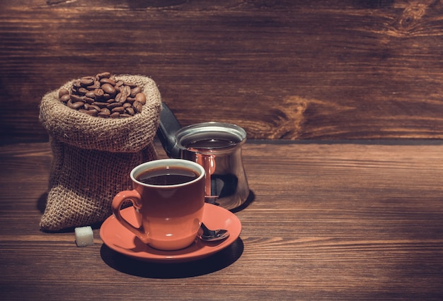 Tasse de café sur table en bois