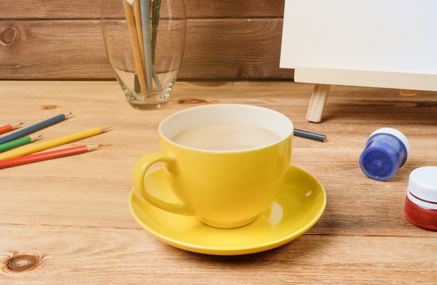 Une tasse de café sur une table en bois.