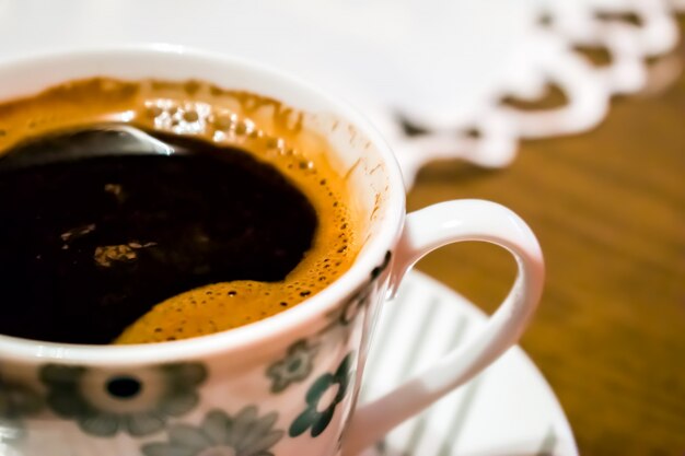 Tasse à café sur table en bois.