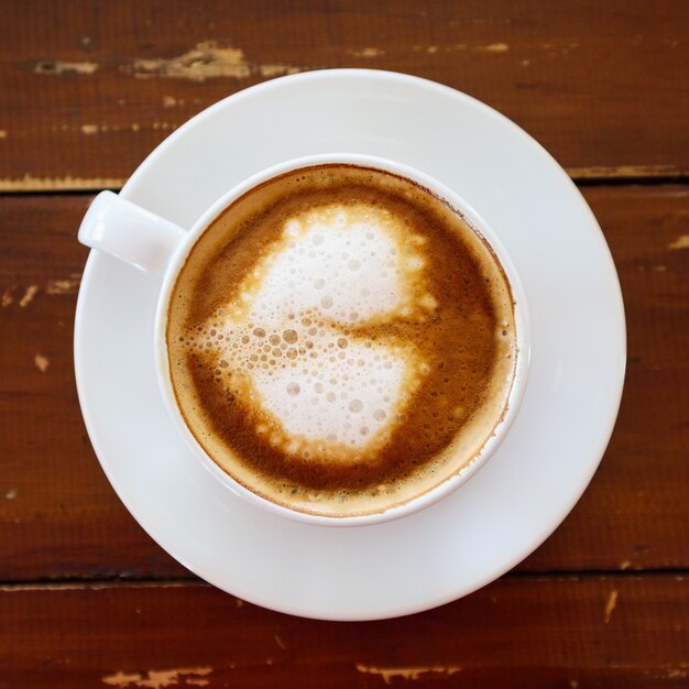 Tasse à café sur une table en bois