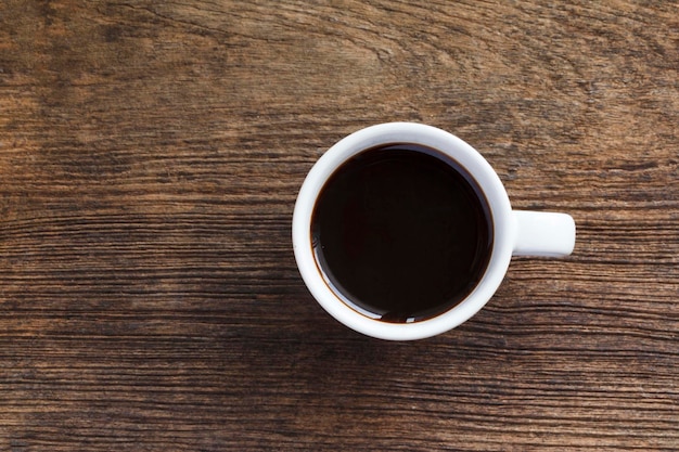 une tasse de café sur la table en bois