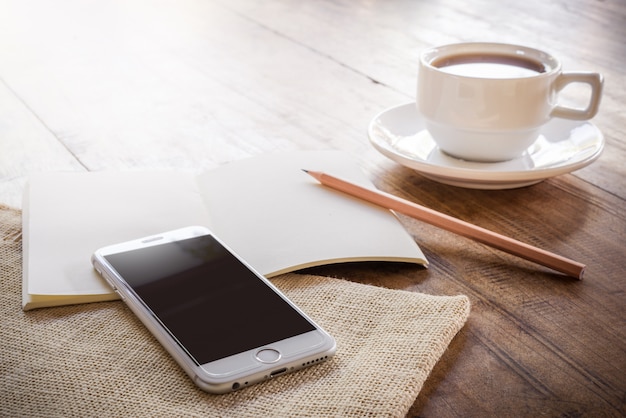 Tasse de café sur une table en bois