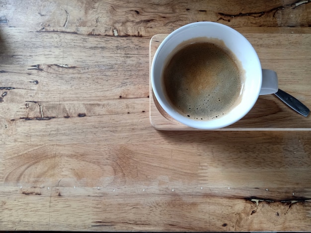 Tasse de café sur la table en bois