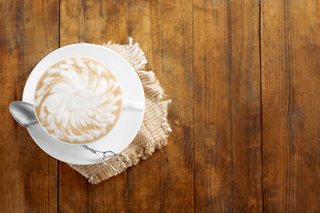 Tasse de café sur la table en bois