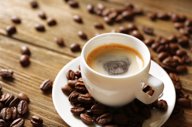 Tasse de café sur la table en bois