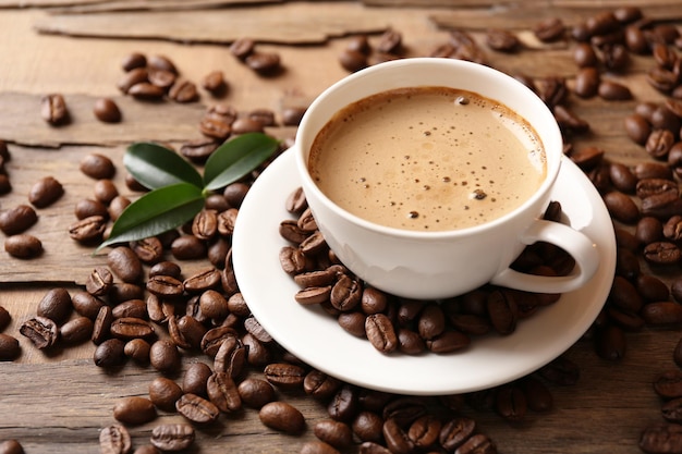 Tasse de café sur la table en bois