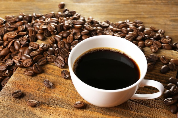 Tasse de café sur la table en bois