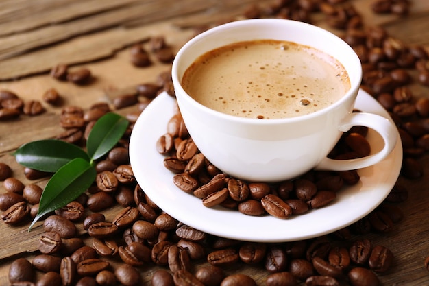 Tasse de café sur la table en bois