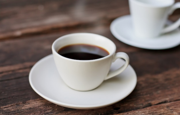 Tasse à café sur une table en bois.