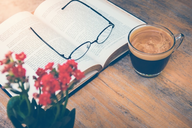 Tasse de café sur une table en bois