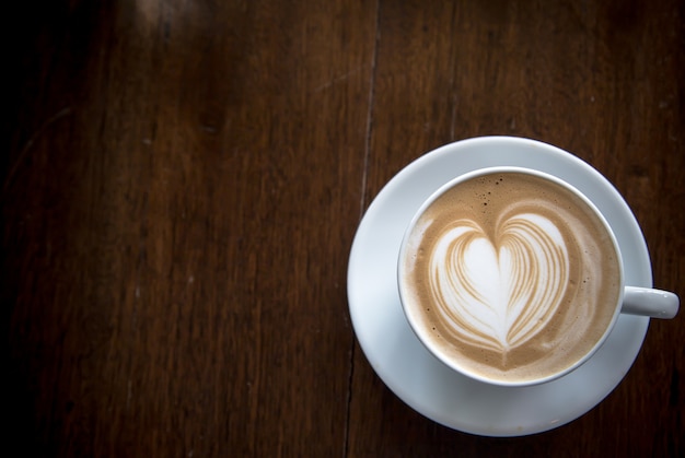 Tasse à café sur la table en bois