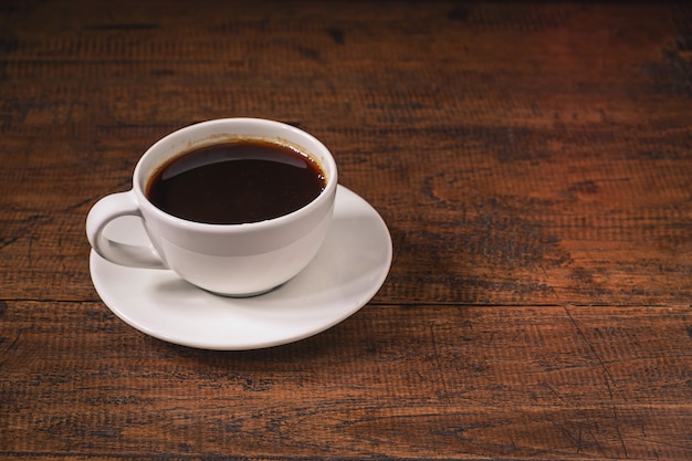 Tasse à café sur une table en bois