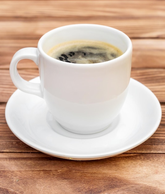 Photo une tasse de café sur la table en bois