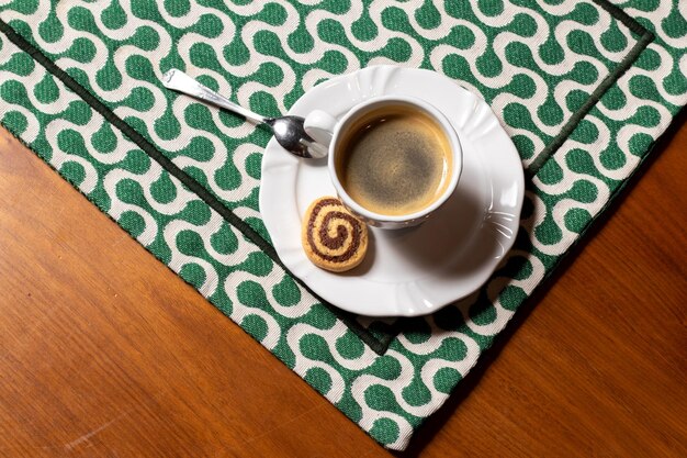 tasse de café sur une table en bois