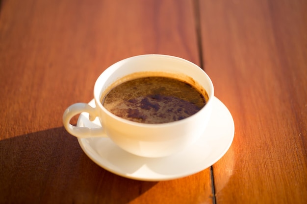 Tasse à café sur table en bois