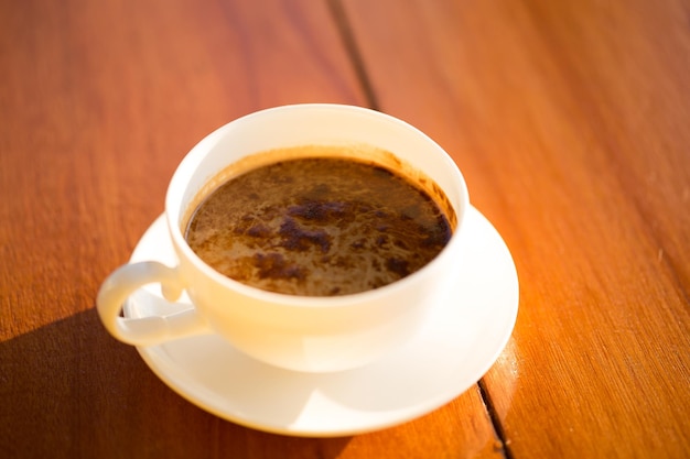 Tasse à café sur table en bois