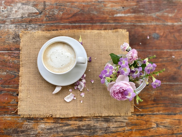 Photo une tasse de café sur une table en bois