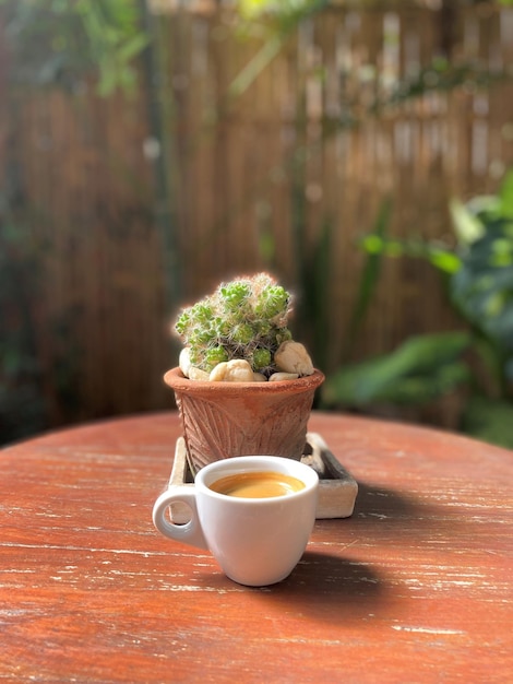 Une tasse de café sur une table en bois.