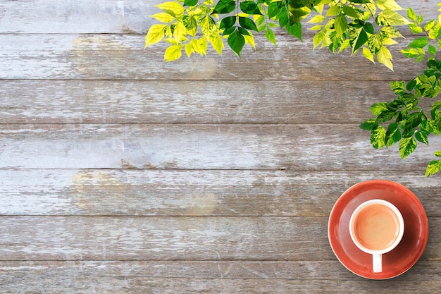 Tasse à café sur table en bois