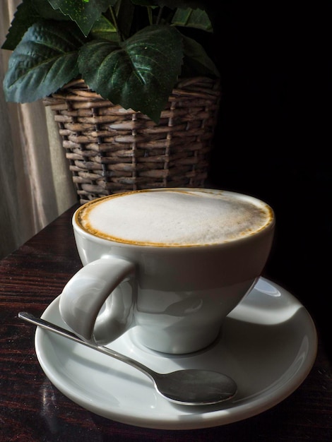 Tasse de café sur une table en bois