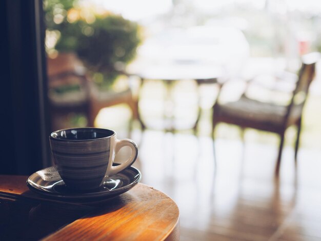 Une tasse de café sur la table dans un café