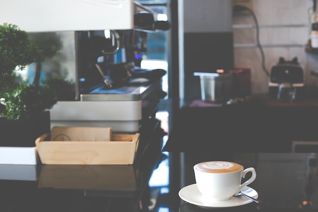 Une tasse de café sur la table dans un café