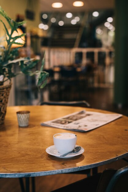 Photo une tasse de café sur la table dans un café