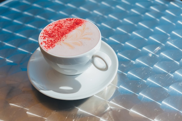 Une tasse de café sur une table dans un café.