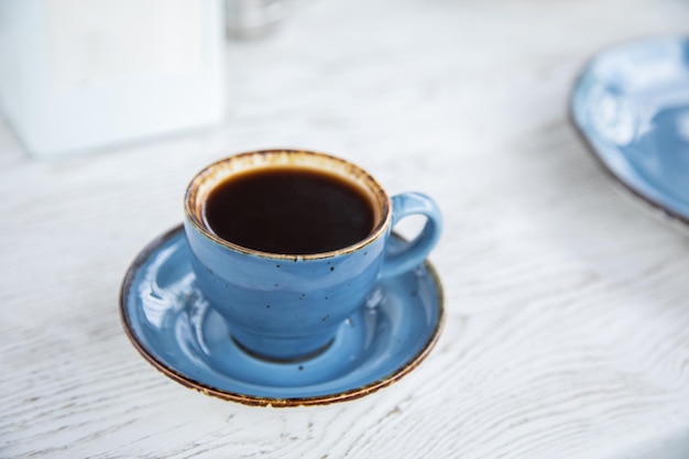 Tasse de café sur la table du café