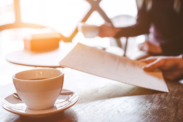 La tasse de café sur la table du restaurant