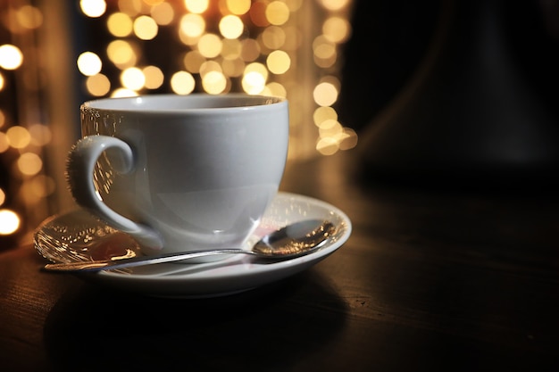 Tasse de café sur la table sur fond blured avec cercle bokeh