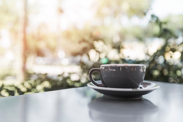 Tasse à café sur table grise dans un café