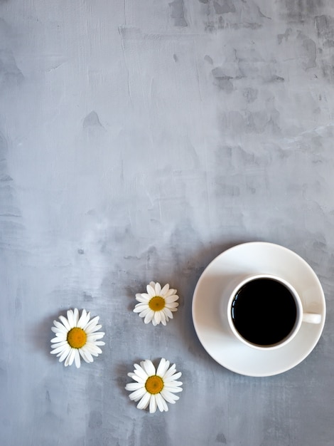 Tasse de café sur la table grise dans un style minimal