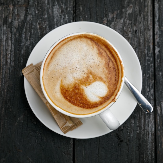 tasse de café sur une table noire en bois