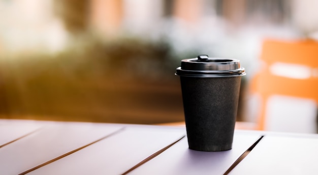 une tasse de café sur une table de rue