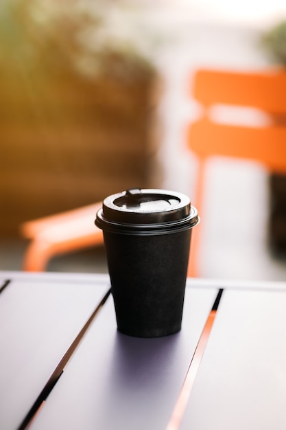 une tasse de café sur une table de rue