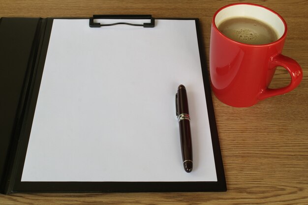 Une tasse de café sur la table de travail.