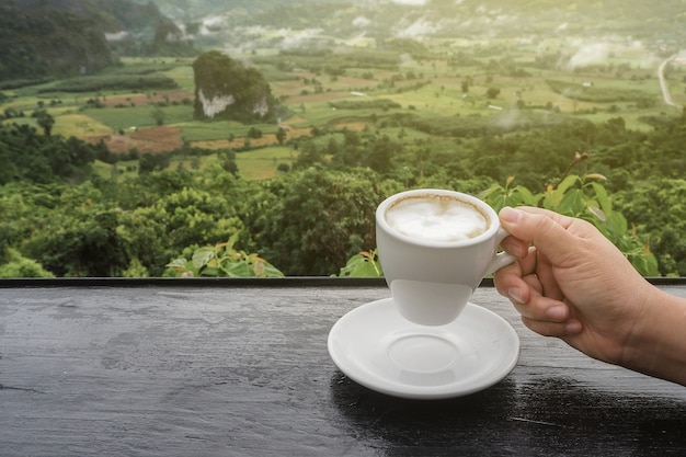 Tasse à café sur la table avec vue sur la montagne le matin en arrière-plan