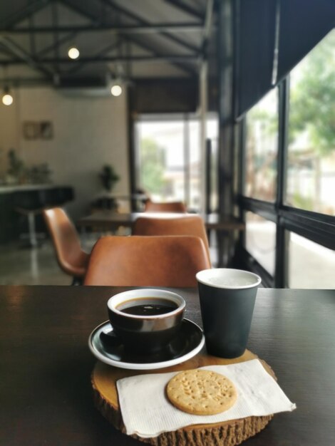 Une tasse de café sur la table.