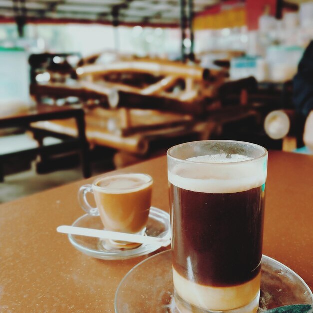 Photo une tasse de café sur la table.