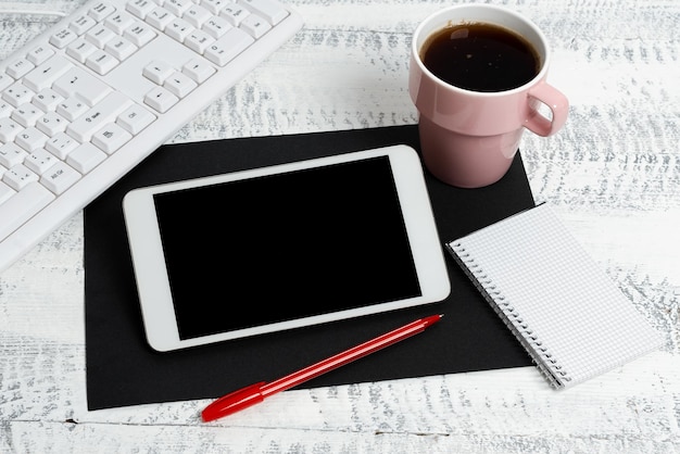 Photo une tasse de café sur la table.