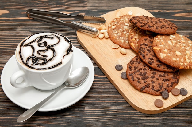 Photo une tasse de café sur la table.